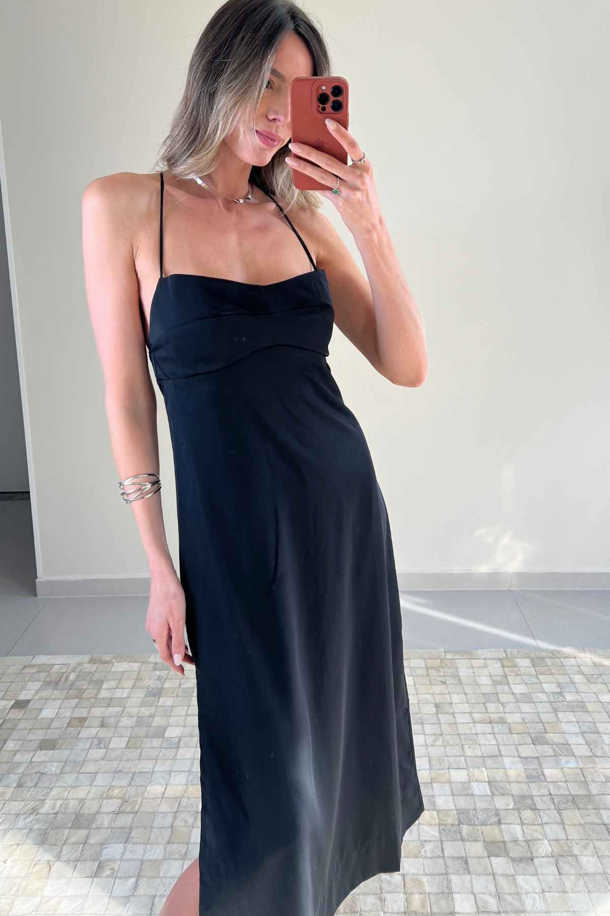 Vestido Midi Acetinado Costas Abertas e Fendas Kate