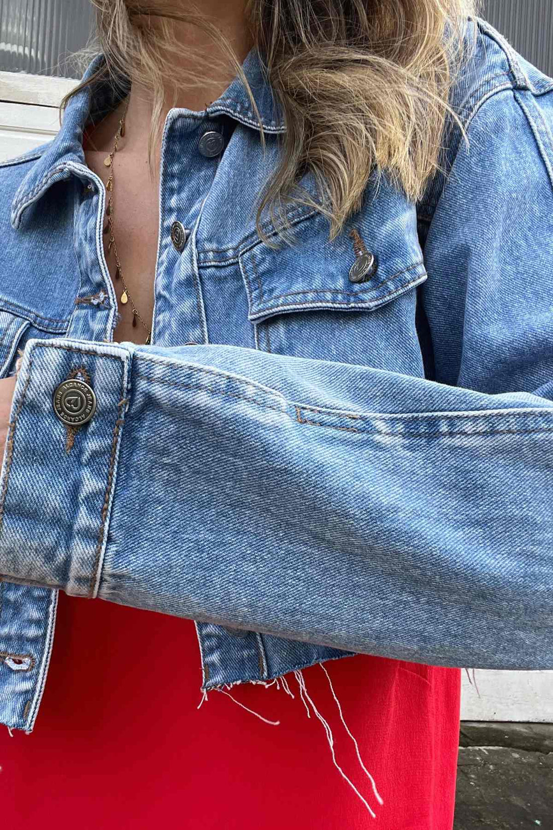 Jaqueta Jeans Cropped com Barra Desfiada Debora