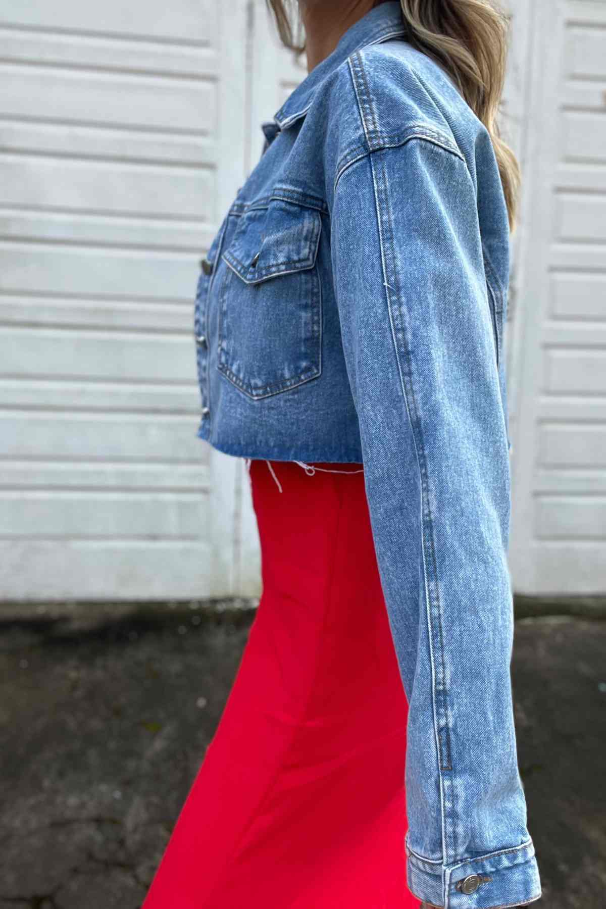 Jaqueta Jeans Cropped com Barra Desfiada Debora