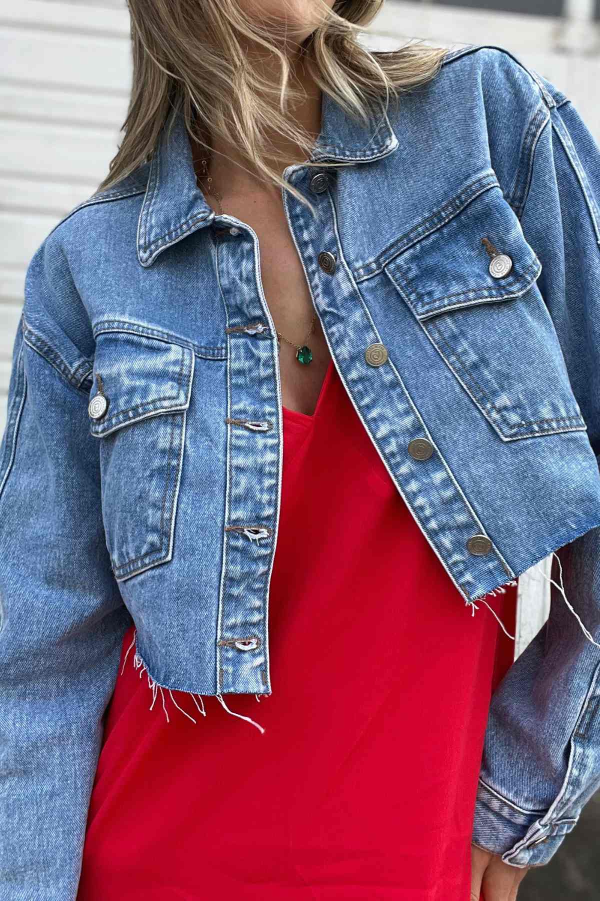 Jaqueta Jeans Cropped com Barra Desfiada Debora