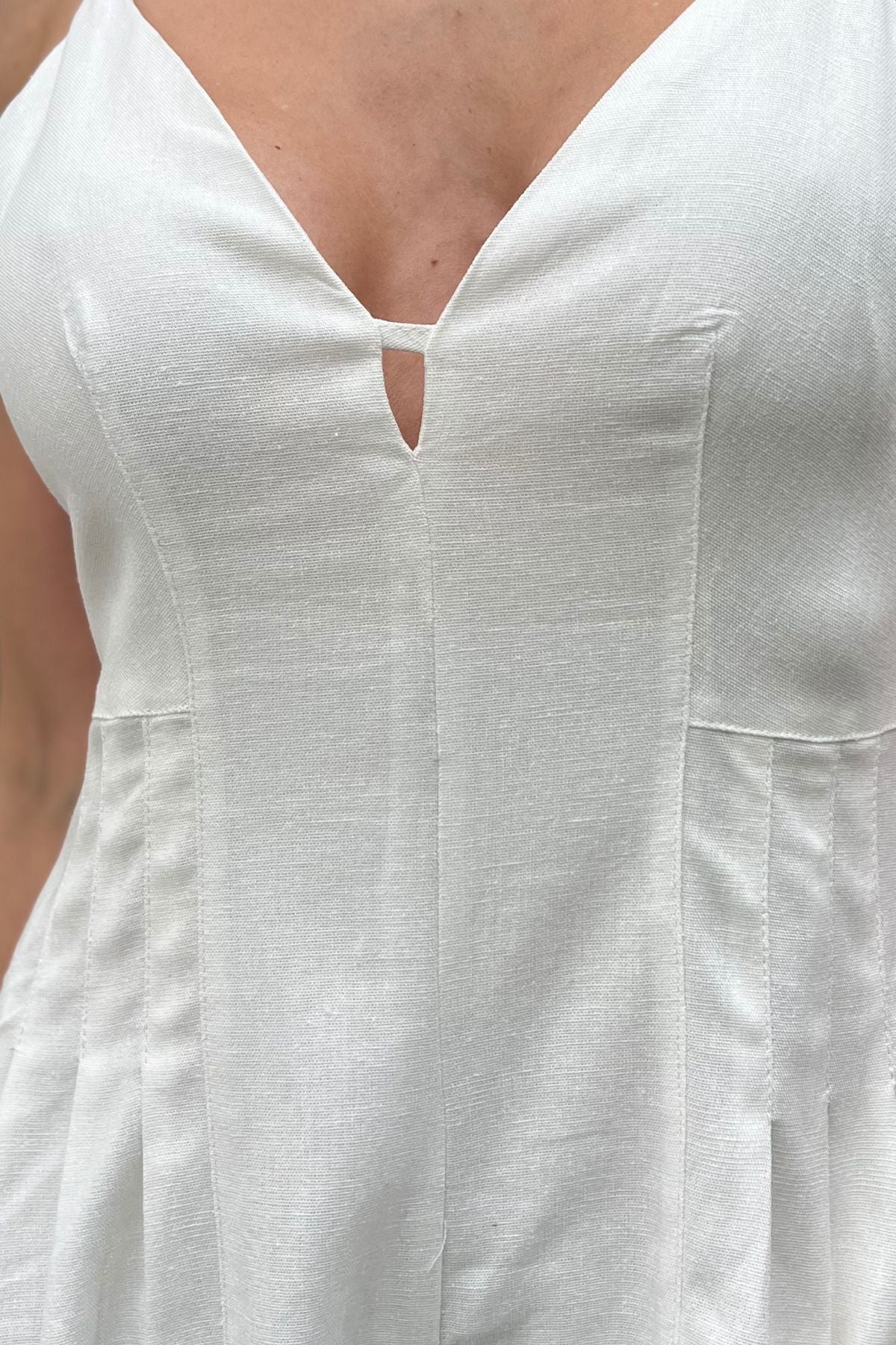 Macaquinho Feminino Decote V e Pregas Malu