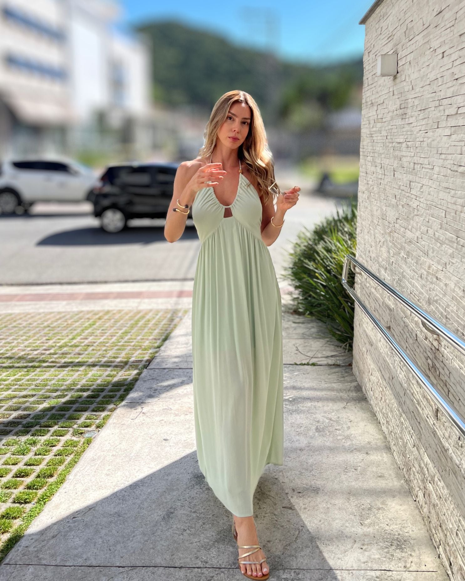 Vestido Midi Alongado com Amarração e Decote V Brisa