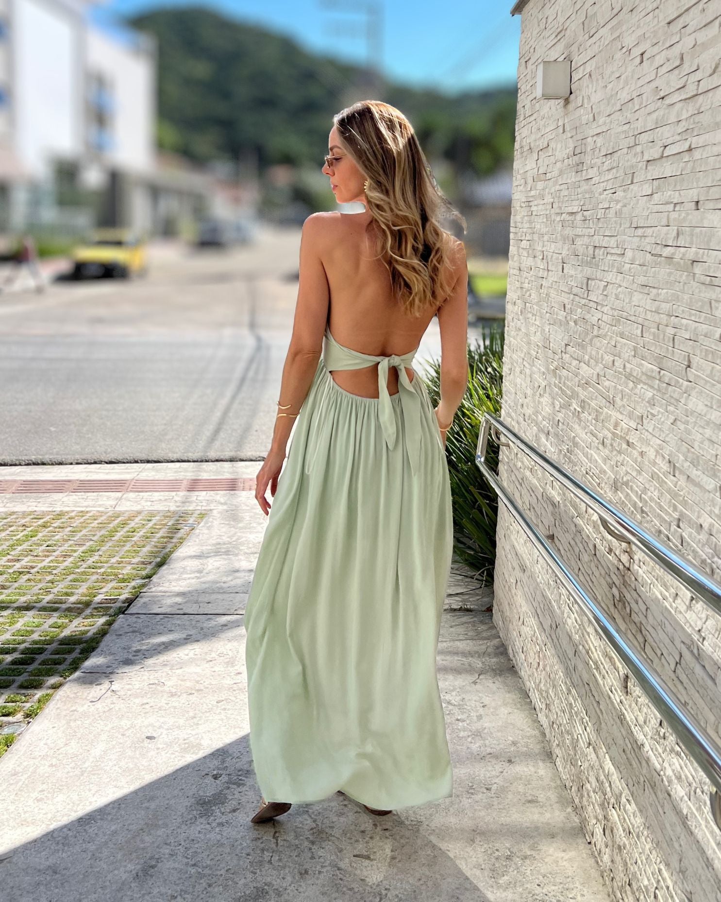 Vestido Midi Alongado com Amarração e Decote V Brisa