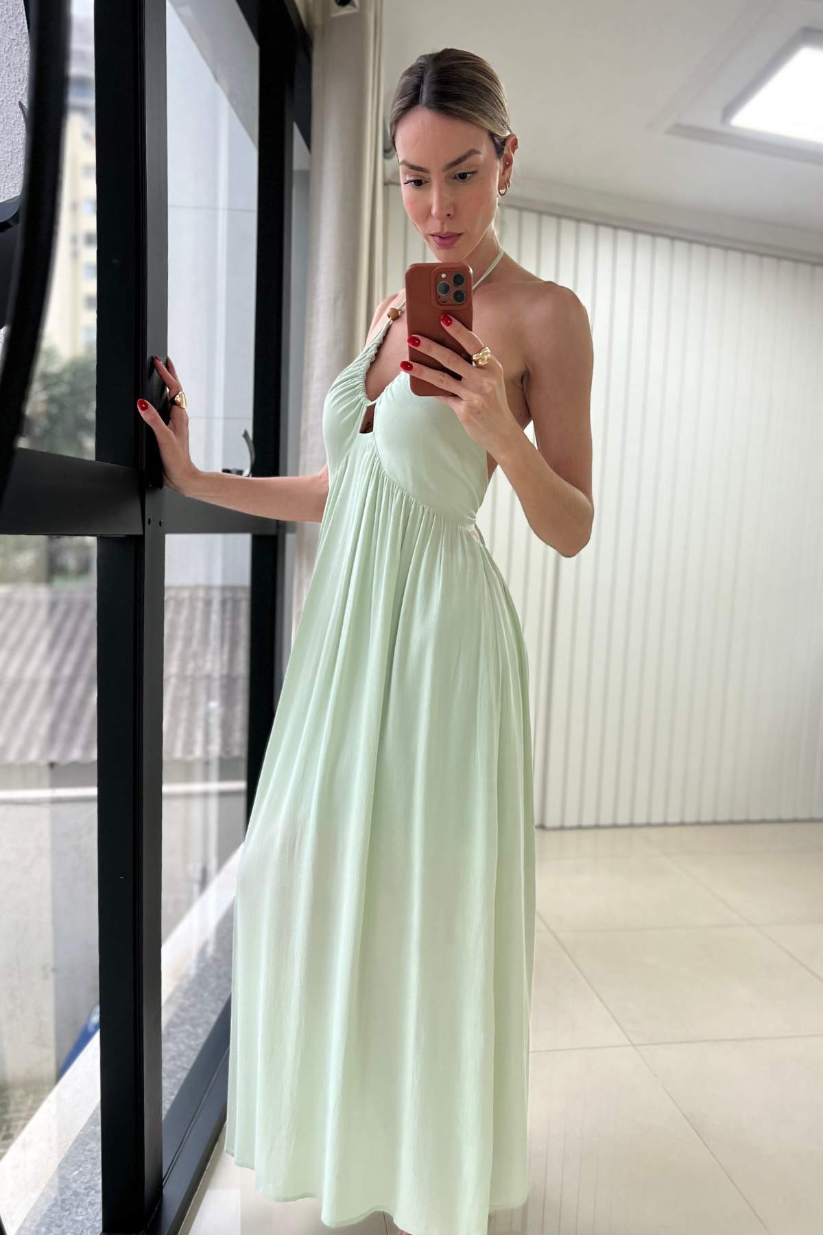 Vestido Midi Alongado com Amarração e Decote V Brisa