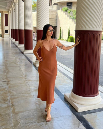 Vestido Midi Decote V e Alças Finas Betania