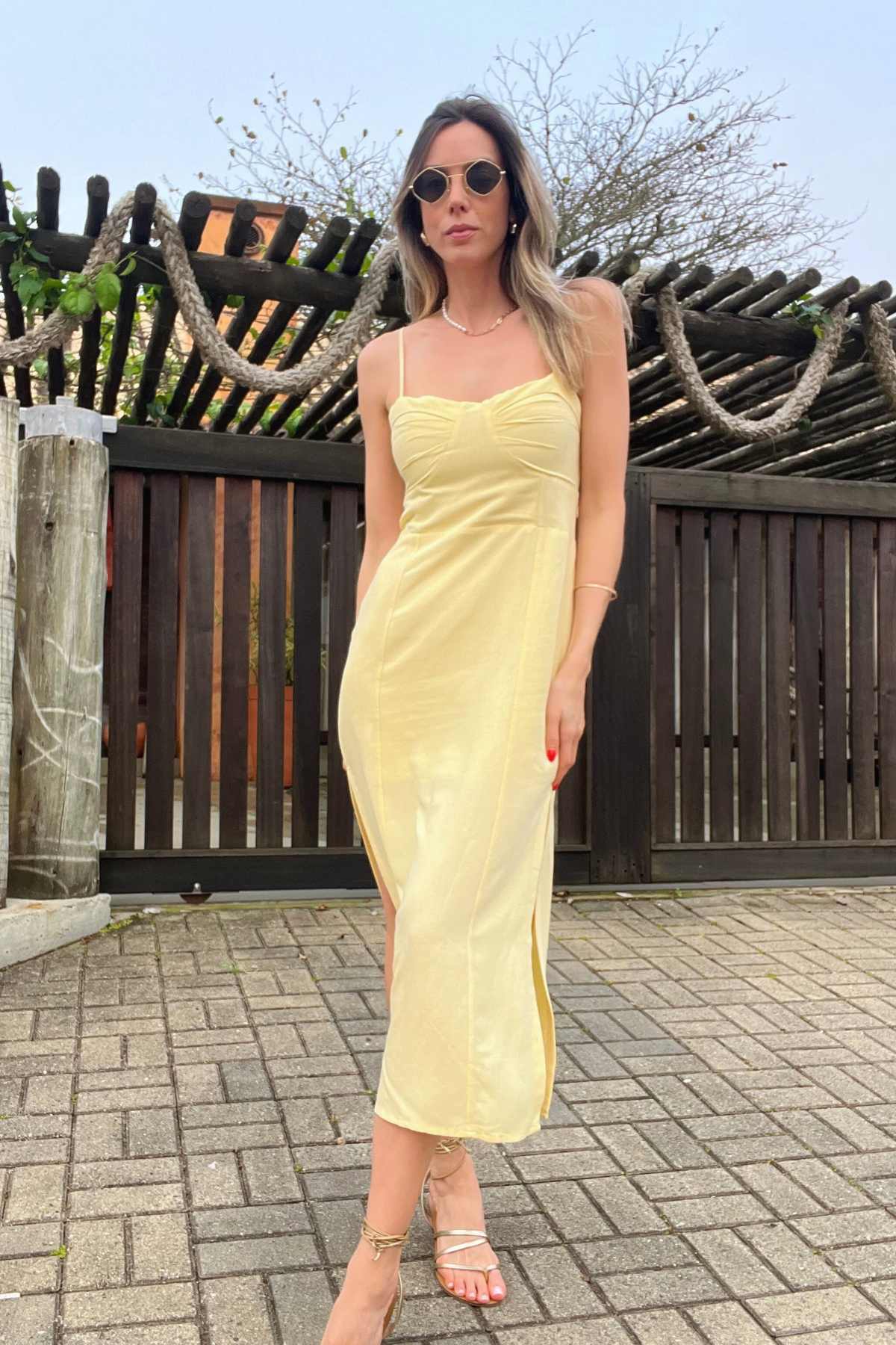 Vestido Midi Com Busto Estruturado E Fenda Agata