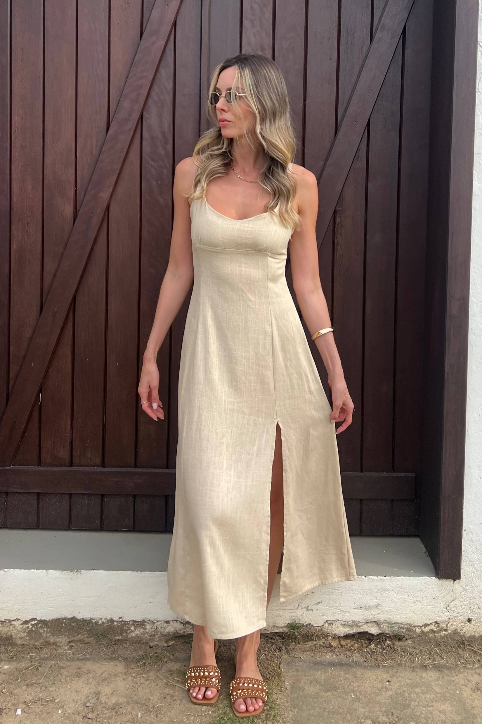 Vestido Midi com Fenda e Alça Larga Nai