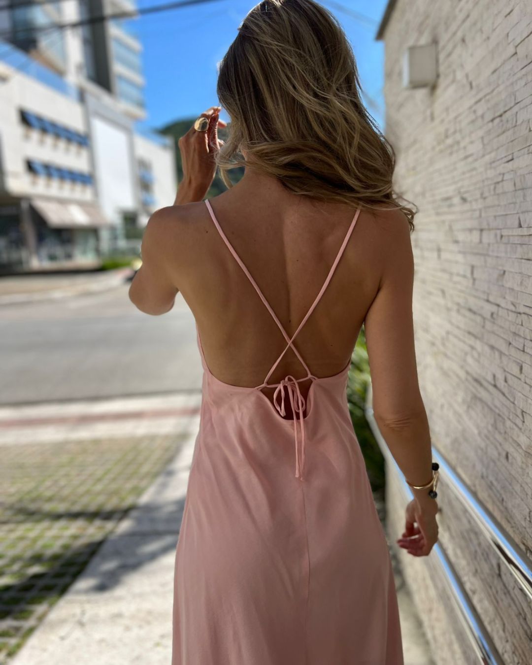 Vestido Midi Alongado com Fendas Laterais Celeste
