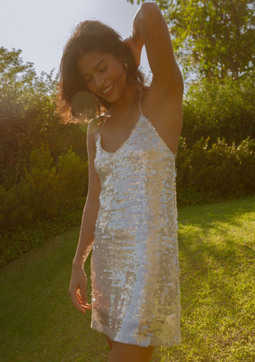 Vestido Curto Paete Decote V e Decote nas Costas