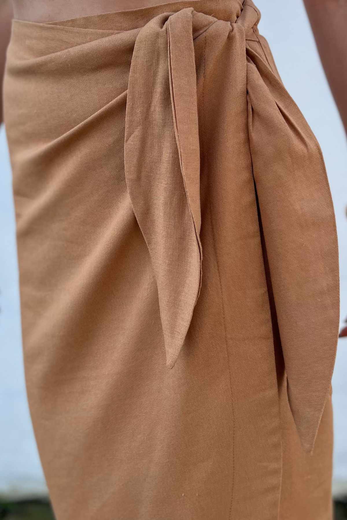 Saia Midi Transpassada Envelope em Viscolinho Luana