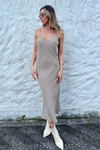 Vestido Midi Decote V e Alças Finas Betania