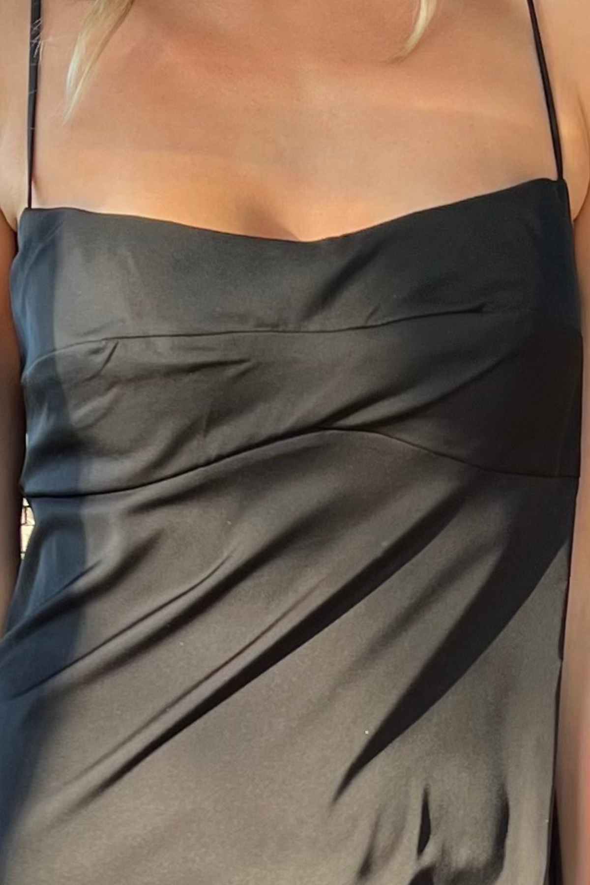 Vestido Midi Acetinado Costas Abertas e Fendas Kate