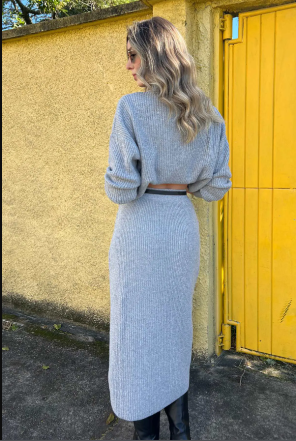 Conjunto Saia Midi e Trico Gola Alta